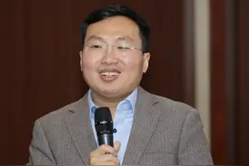 还记得带妹妹上学的洪战辉吗？他的妹妹要出嫁了图片