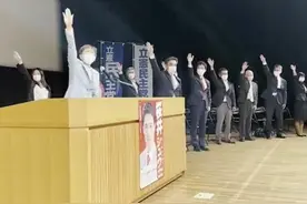 太像“纳粹礼”？高抬右臂举向斜前方，日本在野党政客集会敬礼方式惹巨大争议图片