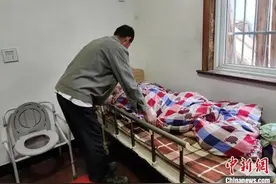 “久病床前真孝子”浙江男子照顾瘫痪母亲十载图片