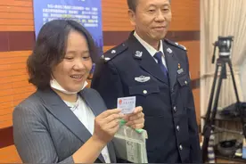 长三角跨省通办，10岁安徽籍男孩在上海领到了居民身份证图片