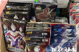 成百上千元买一堆奥特曼卡，“神兽”乐在其中家长却坐不住了图片