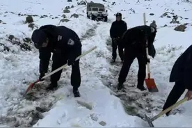 西藏塔尔钦边境派出所浴“雪”奋战20小时解救57名游客图片