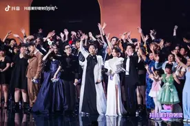 贵州11岁女孩与李玉刚同台唱《万疆》！李玉刚：这声音，绝了图片