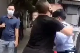 广州辅警劝导一对男女戴头盔遭辱骂殴打，警方通报涉事者已被行拘视频封面