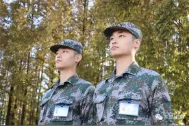 这对双胞胎兄弟，大学毕业后同时参军图片