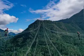 二郎山上的电力建设者：在百米高空“如履平地”是如何炼成的？图片