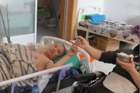 36岁瘫痪儿子照顾62岁瘫痪爸爸：只要能做尽量自己动手视频封面