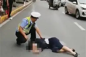 女子看手机单手骑摩托 摔进医院还被罚款图片