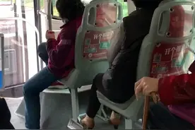 网传重庆多位老人早高峰上公交不买票，称“到免费时间再刷”，司机无奈停车，公司回应图片