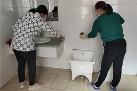 春城街道红旗社区开展卫生大扫除 营造洁净办公环境图片