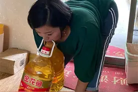 身残志坚的残疾人李影——她用嘴巴“叼”起一个家图片