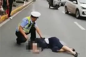 女子看手机单手骑摩托 摔进医院还被罚款图片