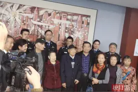 江苏男子1岁时被送人，62年后与哥哥重逢相拥而泣图片