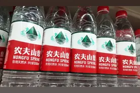 被指瓶装水内现蛆虫，农夫山泉报警，股价已较高位回落超4成图片