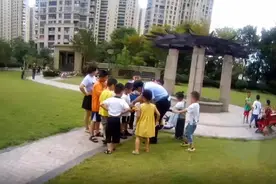 用电话手表一键拨打110，一群熊孩子惊动警察图片