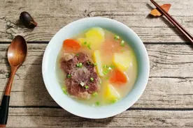 你做的清炖牛尾汤，和饭店大厨相比，只差这一步图片