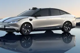 首款纯电轿车亮相，威马开启双线布阵图片