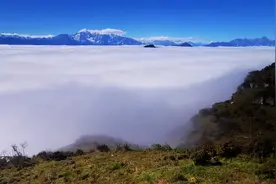 牛背山上瞰云海 秋日美景请查收图片