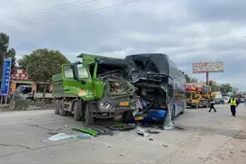 满载学生大客车与大货车迎头相撞，两司机被困无学生受伤图片