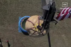 美国一个超过1000斤的巨型南瓜被从30米高扔进游泳池图片