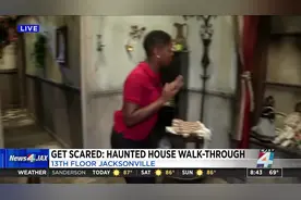 美国女记者直播进入鬼屋探险 3分钟就被吓到退出图片