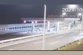 大货车加装强光射灯故意遮挡号牌，宝山警方：记12分，罚款200元图片