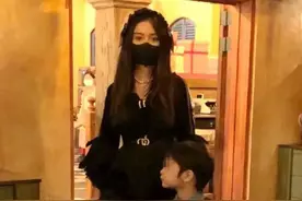 Baby带娃迪士尼过万圣节 暗黑洛丽塔造型仪式感足图片