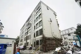 一业主装修敲掉承重墙，整幢楼变D级危房，至少要赔上百万图片