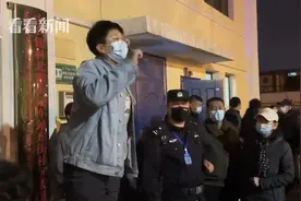 核酸检测现场 小姐姐幽默喊话群众“不要聚集”图片