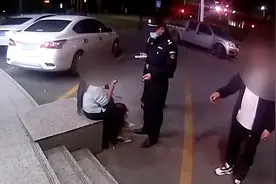 争风吃醋？女友与老同学在KTV“暧昧”男子当众泼酒撒气被暴打图片