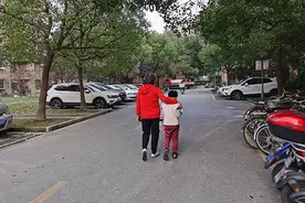 孩子无人照顾，邻居爷爷奶奶爱心接力图片