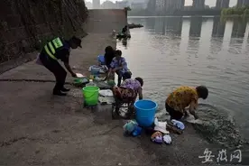 禁止在城区河道洗涤垂钓游泳！黄山市屯溪区这份通告引关注图片
