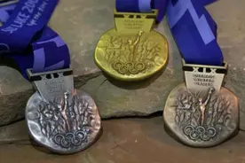 中国选手拿过的冬奥金牌，都长啥样？图片