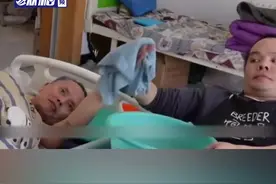 瘫痪儿子照顾瘫痪父亲：“我想拼一下站起来，这个家需要我撑起来。”视频封面