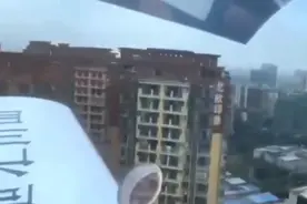 轻型飞机低空穿越成都城区，两家公司被罚款！涉嫌违规飞行图片