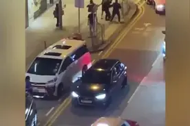 港媒：香港九龙城街头深夜发生群殴，港警持盾牌赶至现场，2人被拘捕图片