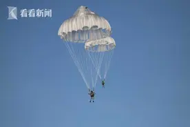 超震撼！海军陆战队蛟龙突击队多伞型海上跳伞 锤炼全域作战能力图片