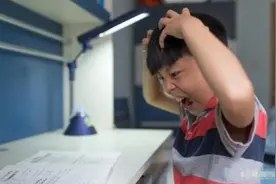 “最耿直小学生”暑期作业走红，一千个口是啥字？孩子：我太难了图片