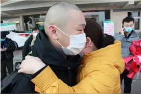 连夜剃光头出征！阜阳男护士工作出众，入选钟南山团队管理的ICU病区图片