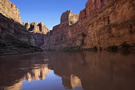 故事：为再见今生最爱，不喝孟婆汤，在忘川河中看爱人一遍遍走过图片