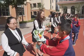 束束鲜花献“园丁”，声声祝福寄真情！山水城小学开展教师节庆祝活动图片