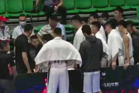 四消息：广东首胜，王少杰晒合照，郭艾伦谈新赛季，范子铭回新疆图片