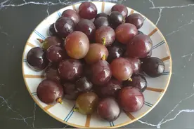 洗葡萄时，用清水洗等于吃虫卵，老果农教你这样洗，连皮都能吃图片