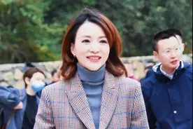 央视主持董卿真厉害！一件高领毛衣配西装户外主持，气质高级图片