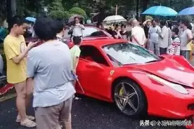 家长开800万豪车接孩子放学被骂，回怼：这是家里最便宜的车图片