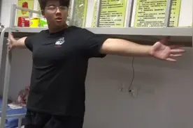 武汉一高校新生身高超2米 学校为其定制“姚明床”