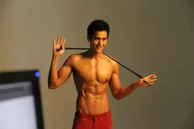 怎样才能拥有像彭于晏一样的八块腹肌图片