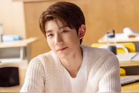 官方催王源考主持人证，节目已安排好，主持天赋藏不住了图片