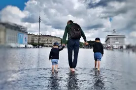 李佳晒老公儿子庆父亲节，靳东手牵俩儿子，三人光脚玩水超有爱图片