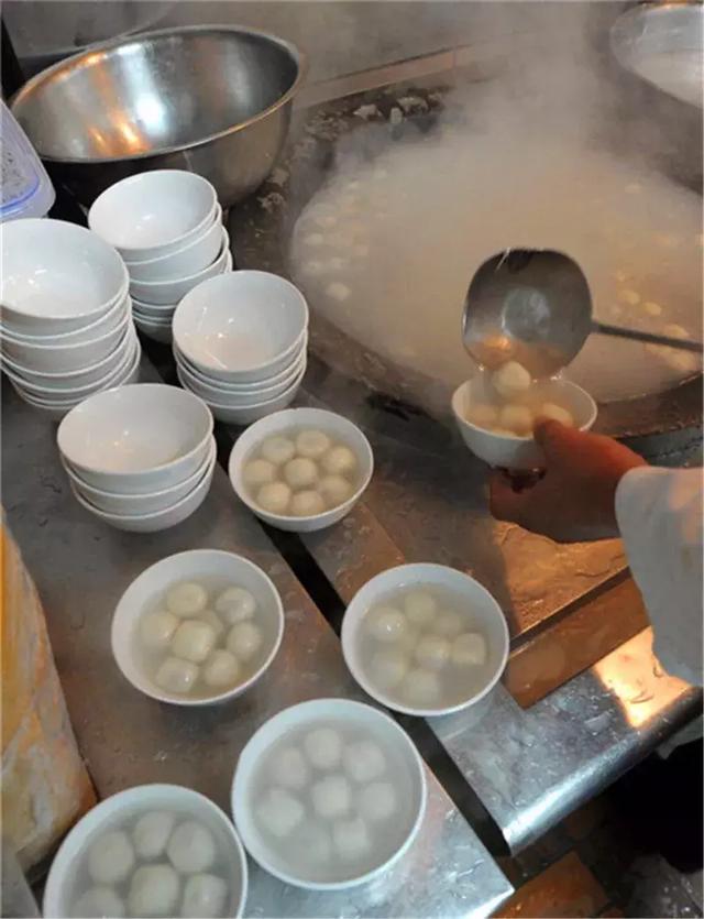 汤圆可以这样吃：香菜和葱花多来点儿